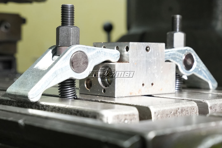 Łapa dociskowa bezstopniowa regulowana RLK - M16 x 129 mm (MET)