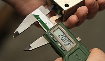 Narzędzia pomiarowe to klucz do precyzyjnej obróbki. W tej kategorii znajdziesz szeroką gamę produktów, które zapewnią dokładność w Twojej pracy – od suwmiarek i mikrometrów po czujniki zegarowe, liniały oraz kątowniki.