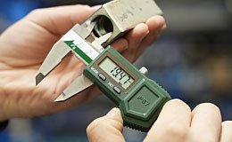 Suwmiarki elektroniczne – precyzyjne narzędzia pomiarowe z czytelnym wyświetlaczem. Idealne do dokładnego pomiaru wewnętrznych i zewnętrznych wymiarów w warsztacie i przemyśle.