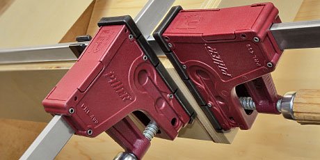 Ściski stolarskie – niezbędne narzędzia do precyzyjnego mocowania elementów w trakcie obróbki drewna. Oferujemy różne modele, idealne do każdego warsztatu stolarskiego.