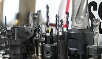 Uchwyty narzędziowe, oprawki, trzpienie frezarskie, tuleje redukcyjne, adaptery niezbędne do mocowania narzędzi w obrabiarkach