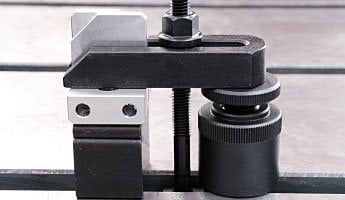 Elementy mocujące i ustalające do przytwierdzania przyrządów na stołach obróbczych.