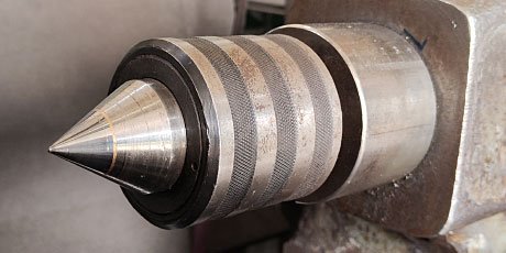 Jak wybrać kły tokarskie? Dowiedz się, na co zwrócić uwagę przy wyborze kłów stałych i obrotowych do tokarki, aby zapewnić precyzyjną obróbkę i bezpieczeństwo pracy.