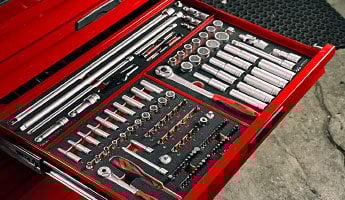 Wózki narzędziowe, tablice do narzędzi, stoły warsztatowe, regały magazynowe.